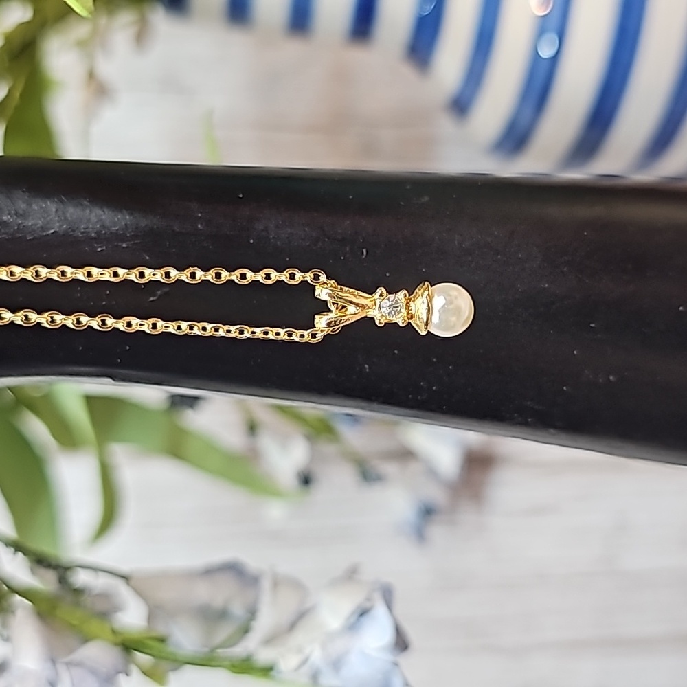 GOLD TONE FAUX WHITE PEARL RHINESTONE PENDANT